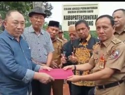 Asisten I ” Mewakili Bupati Lampung Utara : Menerima Penyerahan Hibah Tanah 40.H Dari Keluarga Hi.Paisol Djausal