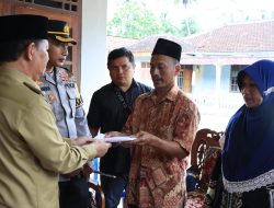 Bupati Lampung Utara Berikan Bantuan Kepada Keluarga Korban ” Ilham Maula