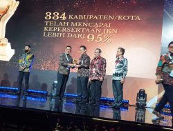 Mewakili Bupati Lampung Utara Asisten III Menerima Penghargaan UHC