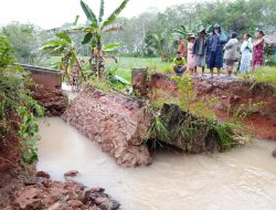 Kondisi Jembatan Pasca Banjir – Belum Diperbaiki Caleg DPRD Dapil 7 Partai Demokrat Sikapi Keluhan Warga